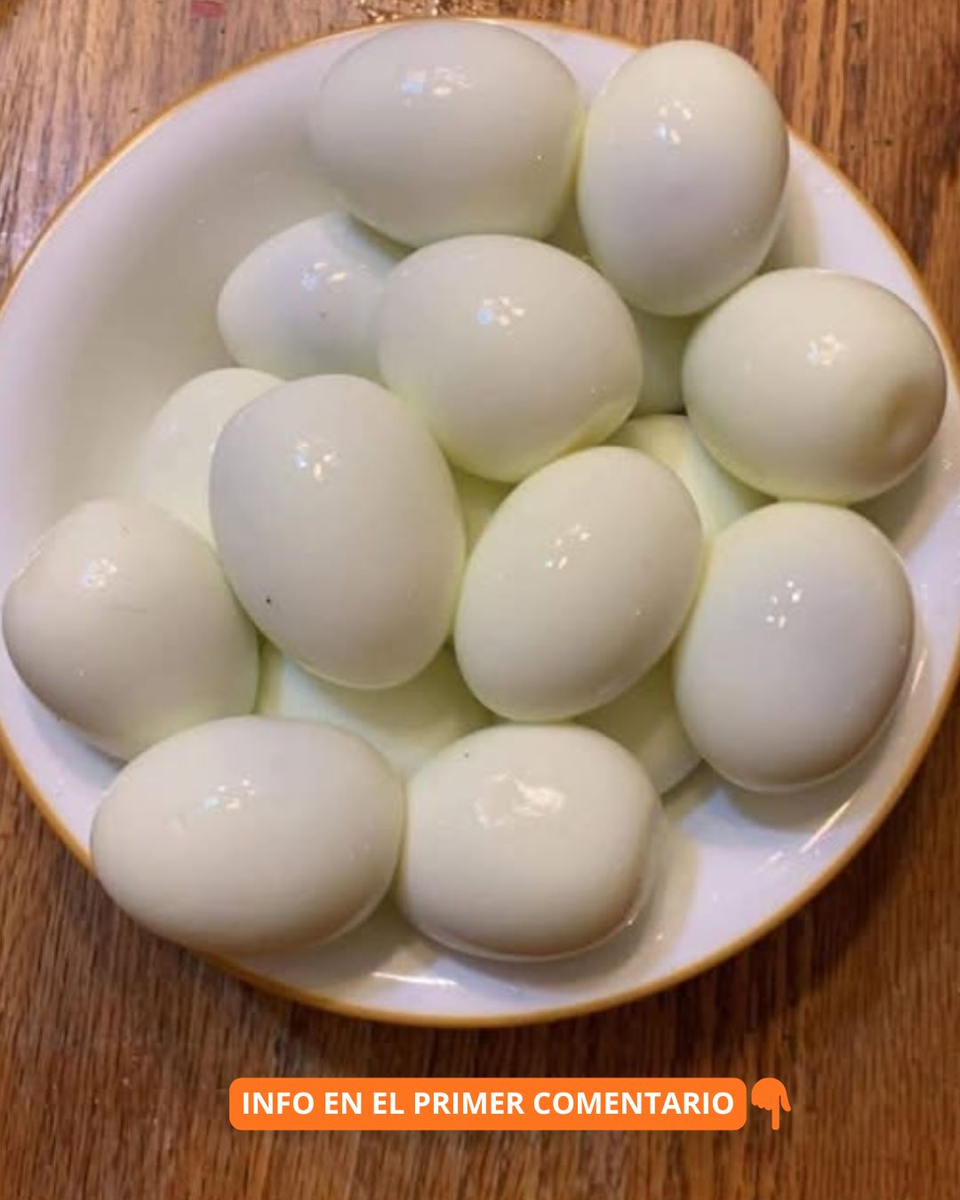 Plato lleno de huevos cocidos